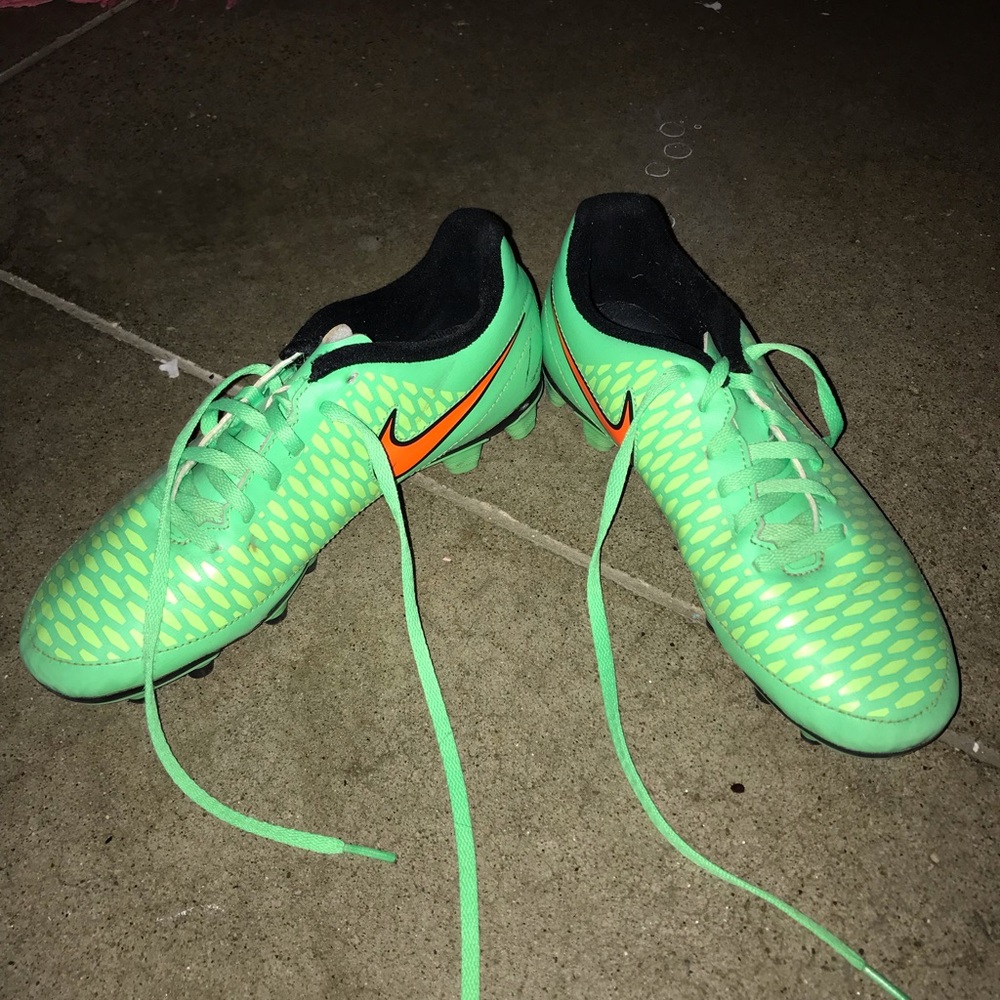 NIKE SOCCER CLEATS